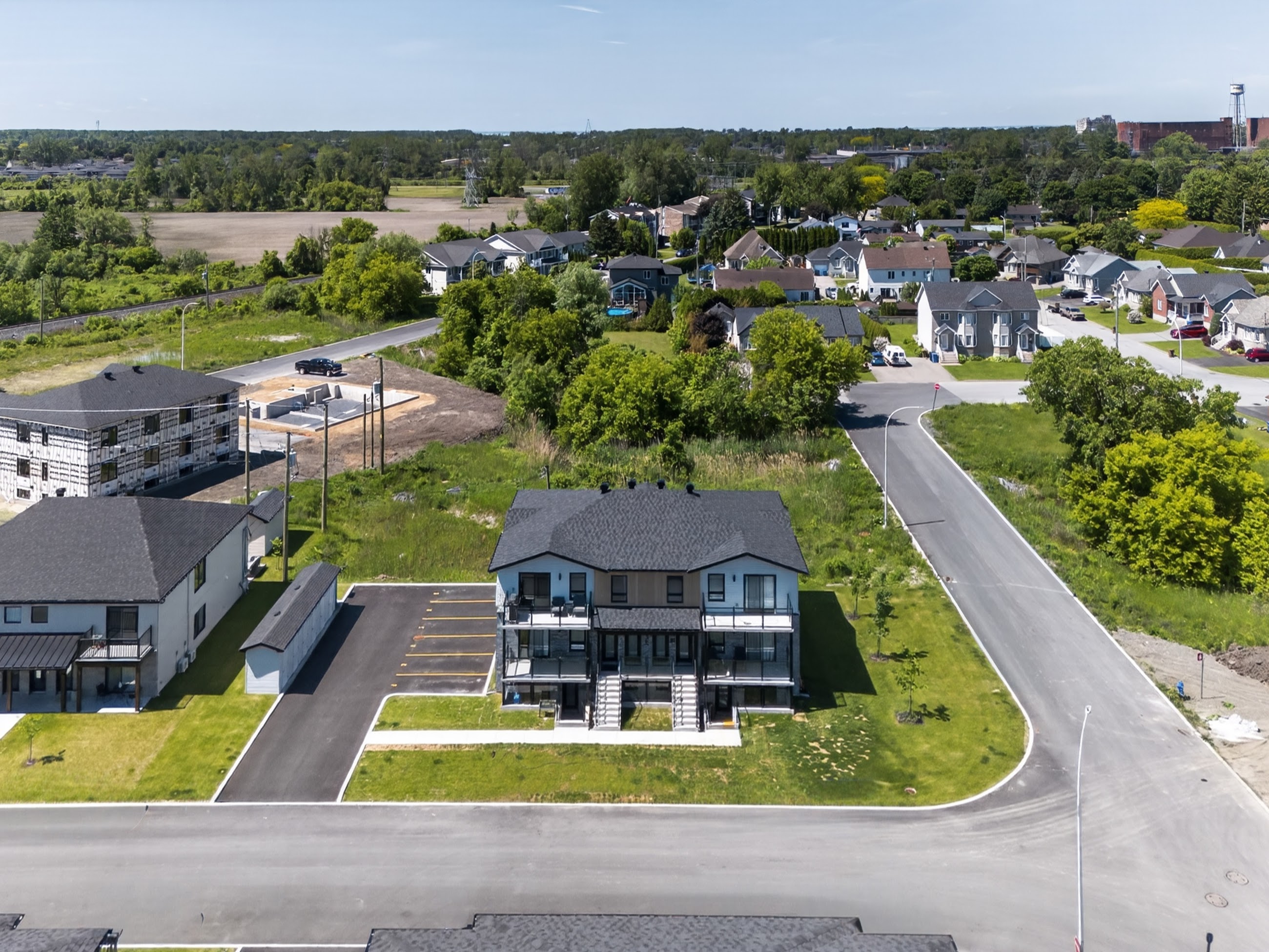 Vue aérienne d’un immeuble de Groupe Oval rue Bonin à Salaberry-de-Valleyfield