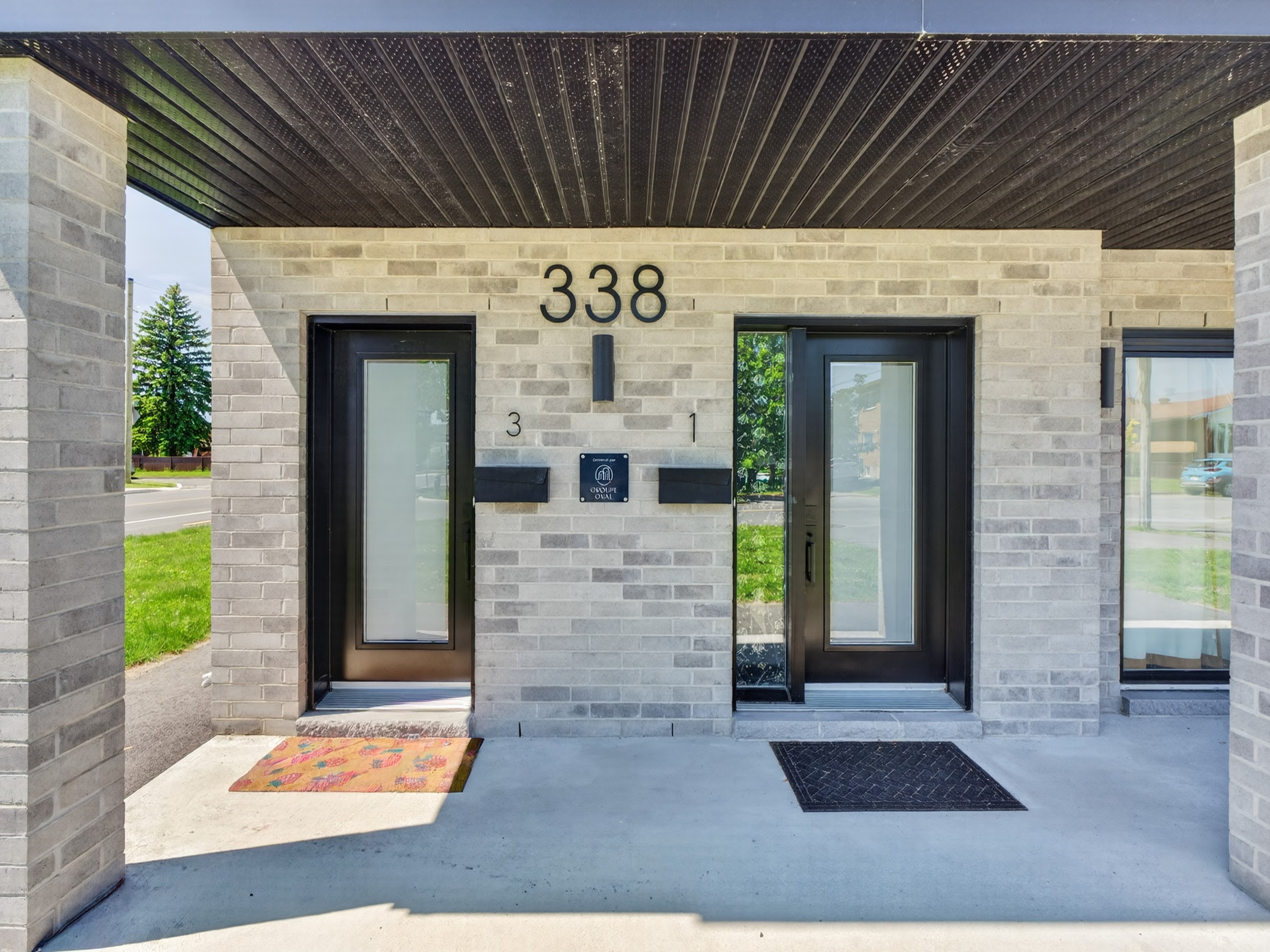 Entrée du 338 rue Saint-Raphaël, Groupe Oval